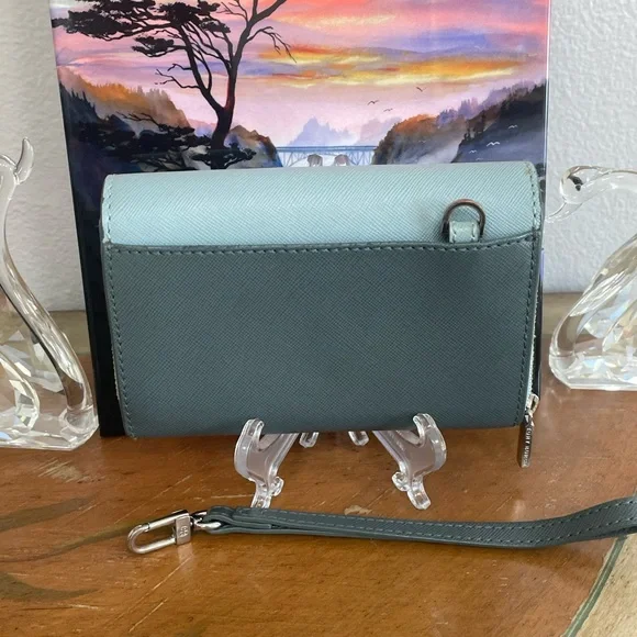 Not For Sale Tory Burch Metallic Envelope Wristlet - Picture 9 of 16